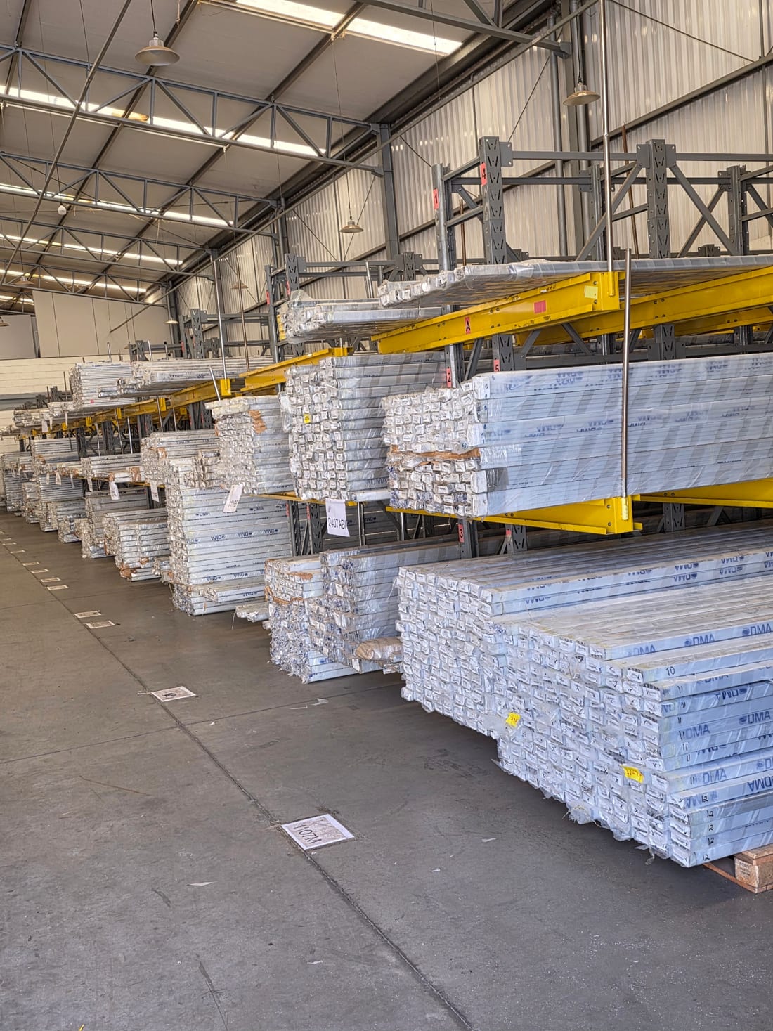 Expedicao de perfis de aluminio da DMA